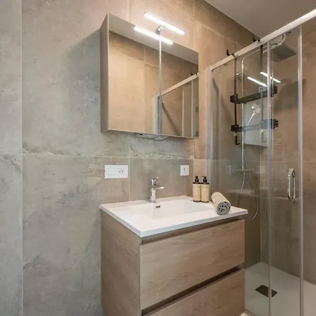 Luxury With Panoramic Views 아파트 *